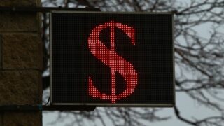 Сколько стоят доллар, евро и рубль в обменниках 25 февраля
