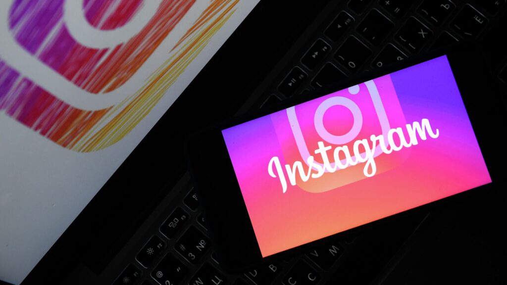 Instagram на ноутбуке и телефоне