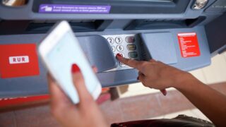 Релоканты из России заявили о блокировке их счетов в СКО
