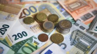 Сколько стоят доллар, евро и рубль в обменниках 5 июня