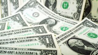 Популярность доллара у казахстанцев растет после январского спада