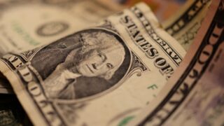 Сколько стоят доллар, евро и рубль в обменниках 31 марта