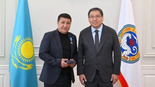 Спасший заложницу в аэропорту Алматы мужчина награжден орденом «Ерлігі үшін»