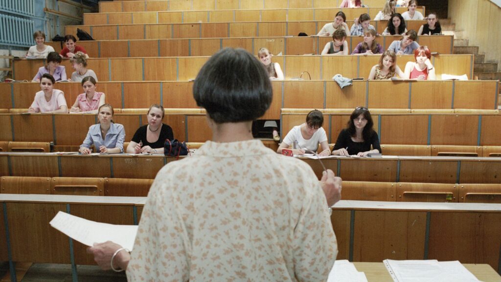 Преподаватель в аудитории