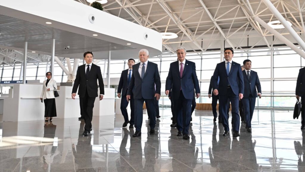 Касым-Жомарт Токаев осмотрел новый терминал аэропорта в Шымкенте