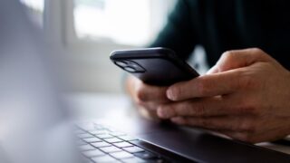 Казахстане хотят запретить передачу SIM-карт третьим лицам в некоторых случаях