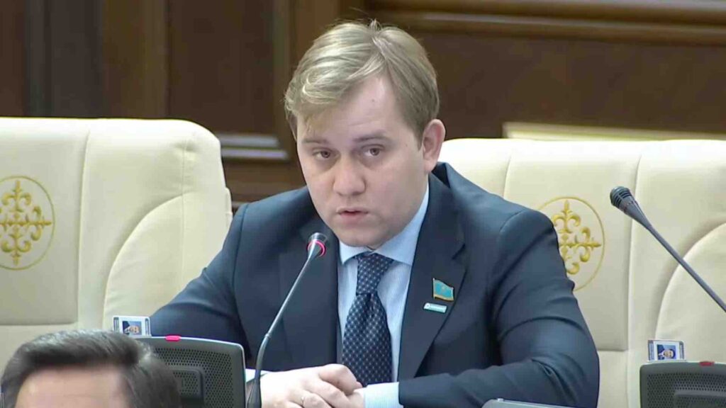 Никита Шаталов. Источник: кадр видео / ҚР Парламенті Мәжілісі