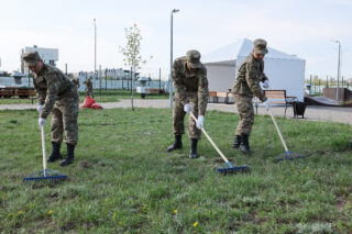 В Астане военнослужащие Национальной гвардии приняли участие в акции «Таза Казахстан»
