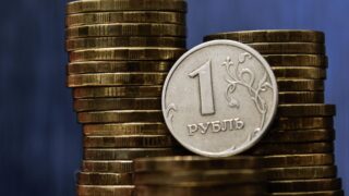 Рубль 2025 жылдың ең кірісті валютасына айналды