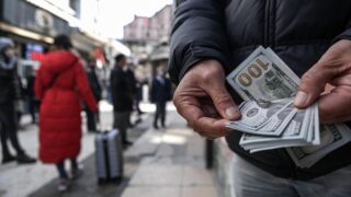 Сколько стоят доллар, евро и рубль в обменниках 18 апреля