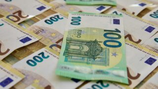Сколько стоят доллар, евро и рубль в обменниках 23 апреля