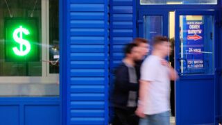 Сколько стоят доллар, евро и рубль в обменниках 25 апреля
