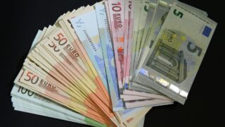 Сколько стоят доллар, евро и рубль в обменниках 28 апреля