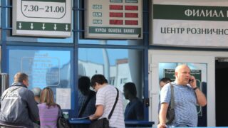 Сколько стоят доллар, евро и рубль в обменниках 30 апреля