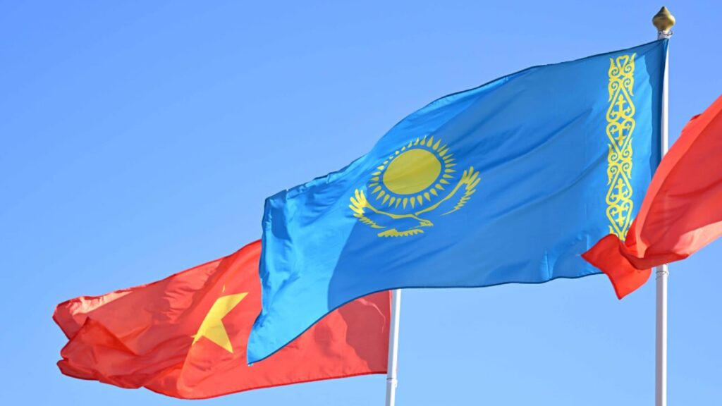 Флаги Казахстана и Вьетнама