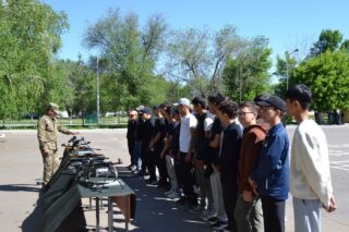 «Открытые сердца под звуки оркестра»: как Уральск услышал голос солдатской жизни