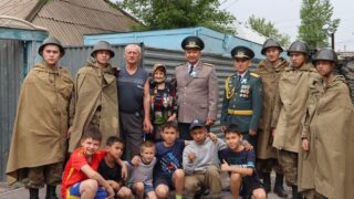 Гвардейцы почтили тружеников тыла