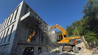 В Алматы сносят два самостроя: как и почему это происходит