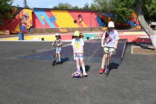 В столице открыли новую площадку с горками, тренажерами и скейт-парком