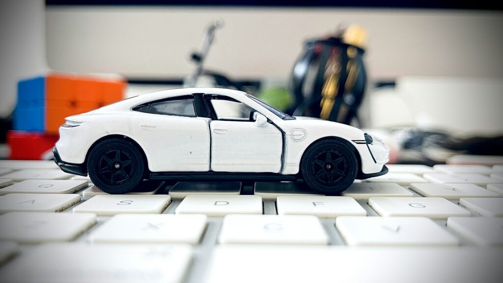 Сломанная игрушечная машинка на клавиатуре