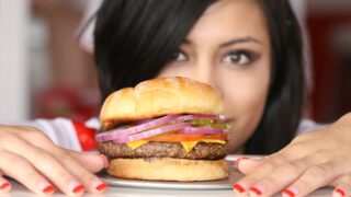 В Казахстане могут ограничить рекламу вредных продуктов
