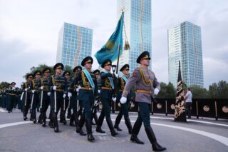 Гвардейцы прошли торжественным шествием в честь Дня государственных символов
