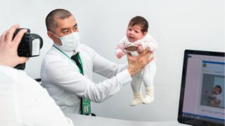 Детям тоже нужен паспорт: как выехать за границу с ребёнком