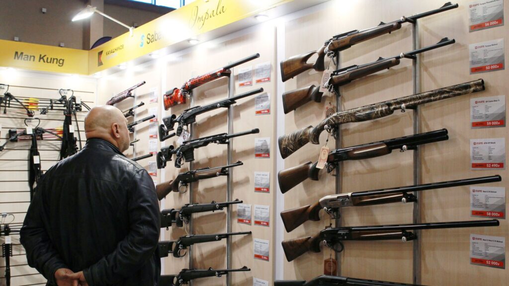 Мужчина в оружейном магазине