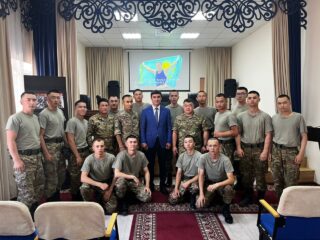 Олимпийский чемпион Серик Сапиев встретился с гвардейцами