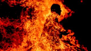 Мужчина поджёг себя в аэропорту Алматы