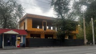 Незаконная постройка в центре Алматы: суд приказал снести здание