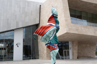 Скульптура Йинки Шонибаре появилась в Almaty Museum of Arts. Она создана специально для алматинского музея