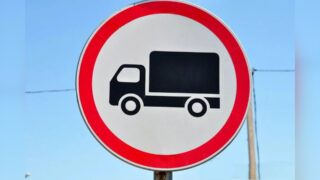 В Абайской области убрали незаконные дорожные знаки