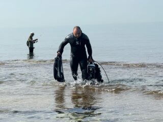 В Мангистау водолаз очистил дно Каспия от мусора