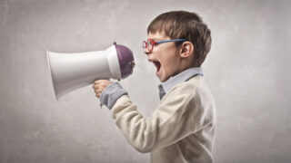 Родителей в Казахстане могут штрафовать за шумных детей ночью