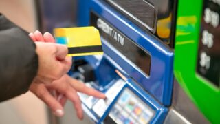 Супруги теперь не смогут снять средства с банковской карты в Казахстане