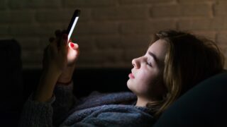 Телефон перед сном: в каком случае это может быть полезным — совет врача