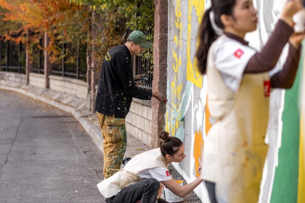 Иллюстрация — «Caring is cool»: в Алматы появился мурал, который учит любить воду