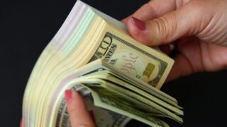 Чистый спрос на доллары вырос в Казахстане