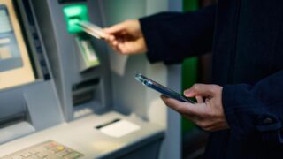 Межбанковские мобильные платежи и единый QR-код запустили в Казахстане