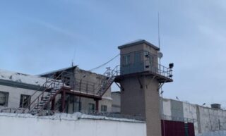 Гвардейцы предотвратили передачу 8 телефонов и 7 SIM-карт, спрятанных в швейных машинах