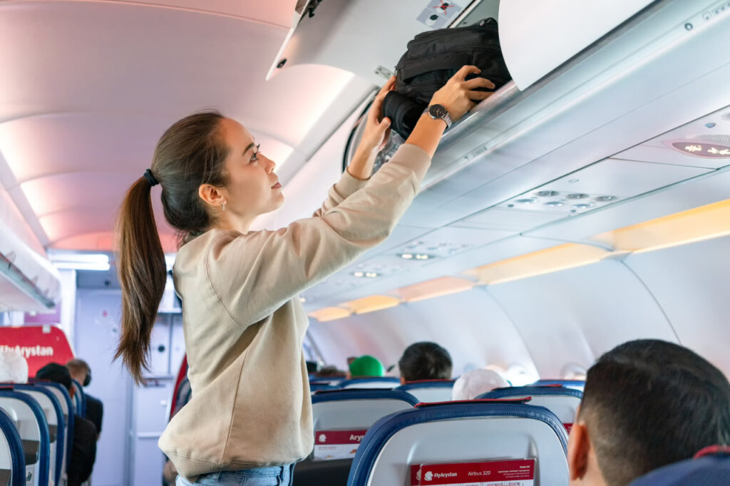 Иллюстрация — Размещение ручной клади в салоне самолета: рекомендации для комфортного путешествия