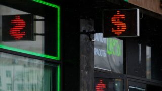 Сколько стоят доллар, евро и рубль в обменниках 19 ноября 2025 года?
