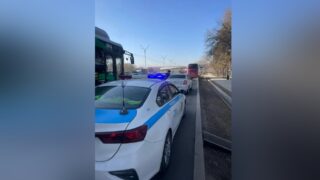 В Алматы начали забирать машины у должников по налогам