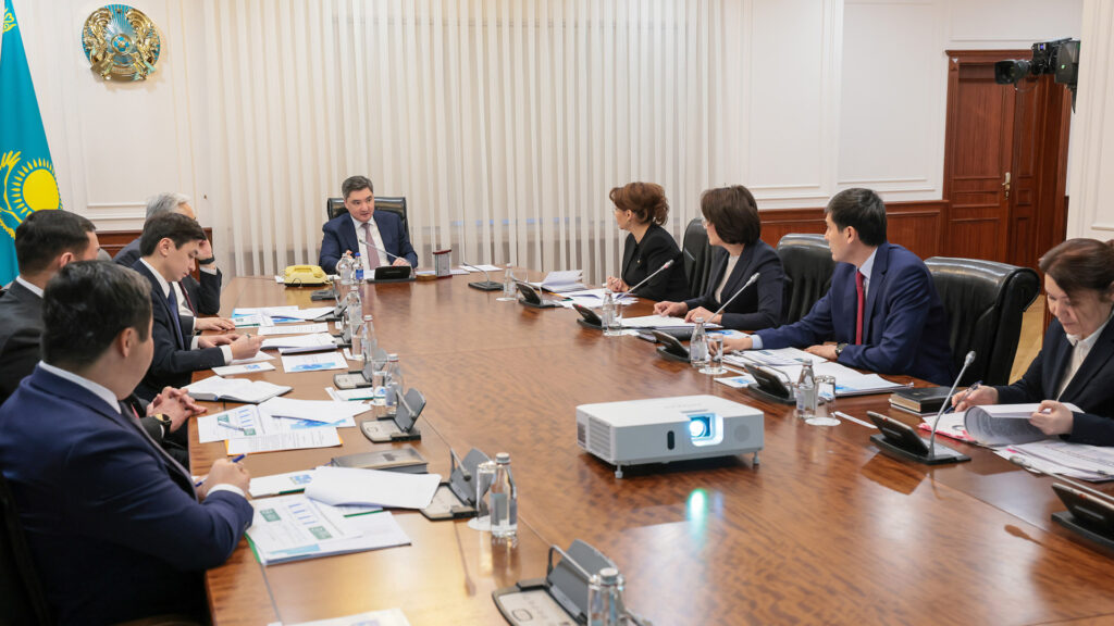Иллюстрация — Олжас Бектенов провел совещание по вопросам финансовой дисциплины и цифровизации сферы здравоохранения