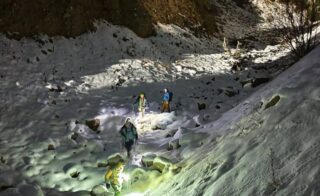 Спасатели спустили с гор двух туристов