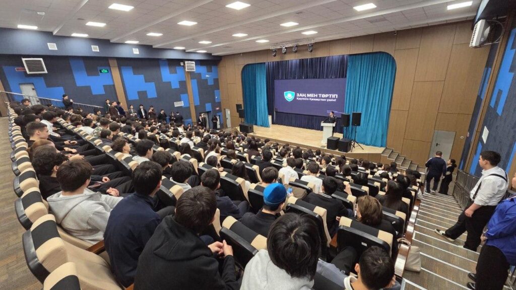 Иллюстрация — Дипфейки, дропперы, мошенники: столичным школьникам рассказали о цифровой безопасности