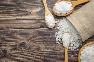 Дефицит соли в Актобе закрывают крупными поставками: цены обещают не менять