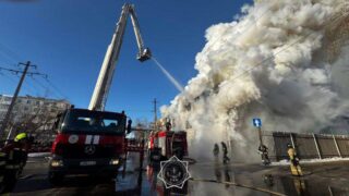 В Астане ликвидирован крупный пожар в трехэтажном здании в районе Сарыарка