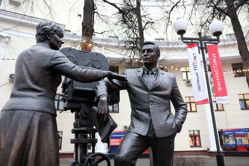 Иллюстрация — Мәскеуде «Көктемнің он жеті сәті» атты кеңестік көп сериялы фильм кейіпкерлеріне  ескерткіш ашылды